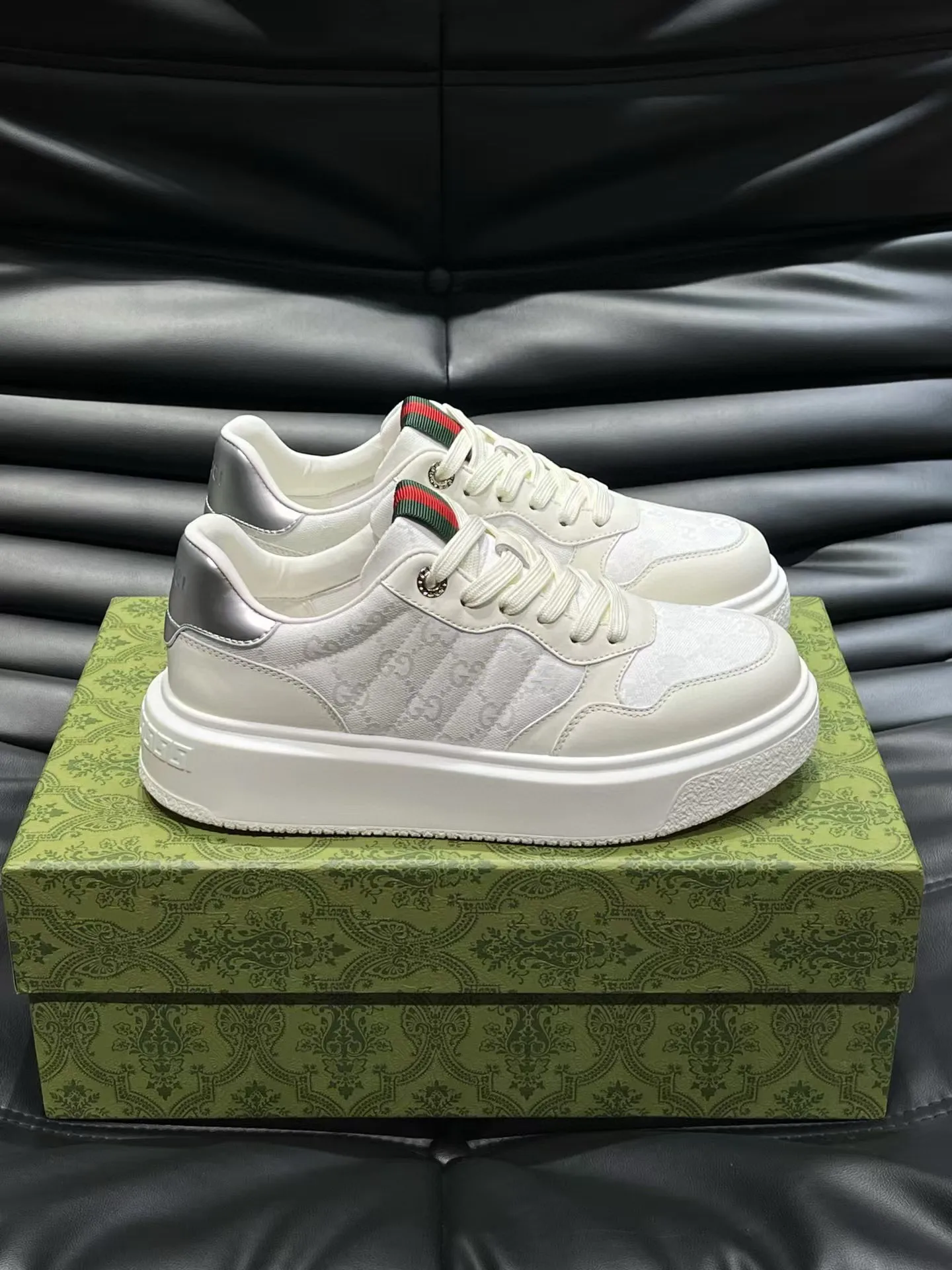 Factory price: 460💰Gucci new men's shoes GUCCI [Lightning] latest shoes are shipped. Original quality, fashionable, special materials, sheepskin lining, new packaging. The foot feels super comfortable and the workmanship is impeccable. Size: 38-44, customized 45